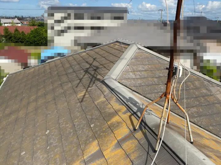 塗膜が著しく劣化している屋根