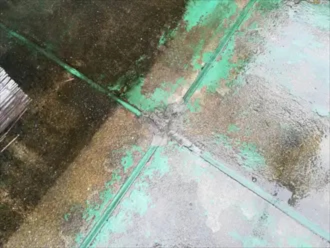 色あせ・剥離が進行した防水層