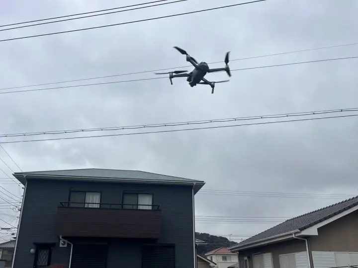 飛行するドローン