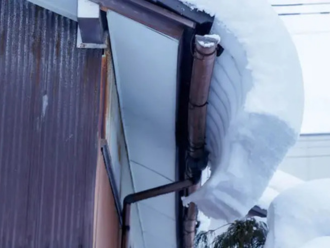 屋根の上に降り積もった雪