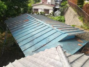 こちらは、横浜市中区で調査をさせていただいたトタン屋根のお住まいです。