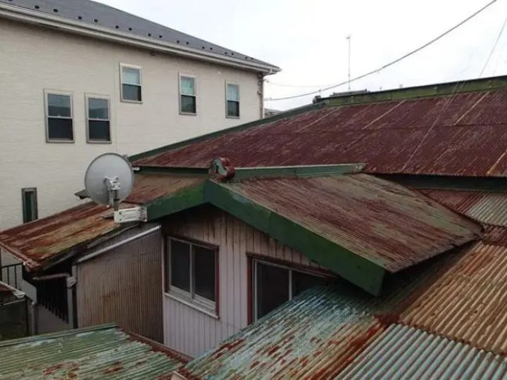 全体が錆びついているトタン
