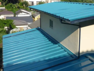 青色の縦葺きガルバ屋根