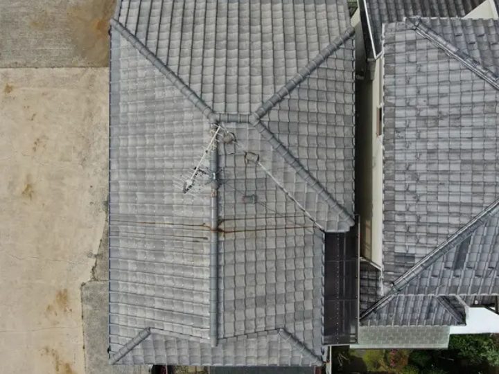 ドローンを使用して撮影した瓦屋根