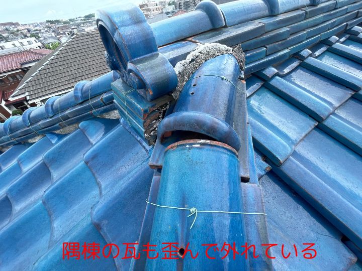 隅棟の瓦も歪んで外れている