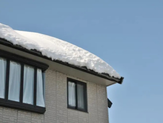 雨樋の上に降り積もる雪