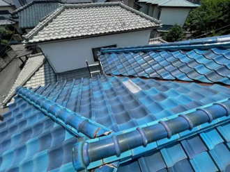 谷板金が設置された瓦屋根