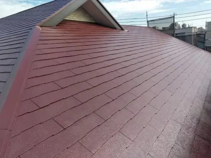 夏の日差しを受けた屋根
