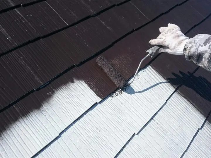 屋根を塗り替える様子