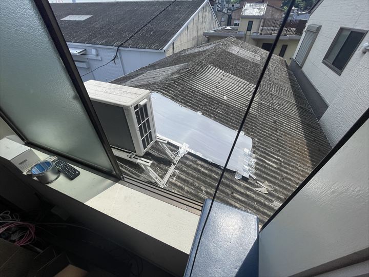 割れて養生した波板スレート屋根