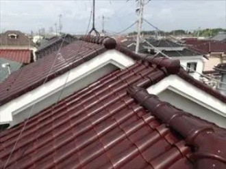 切妻屋根と寄棟が組み合わさった複雑な形状の屋根