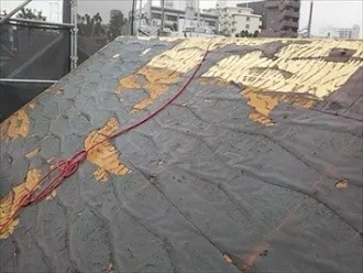 既存の野地板の上から新しい野地板を重ねて補強する作業工程