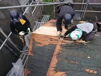 既存の野地板の上から新しい野地板を重ねて補強し