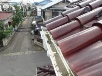 漆喰が剥がれ落ち雨樋に詰まった状態