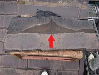 剥がしたスレートの雨水が溜まった跡