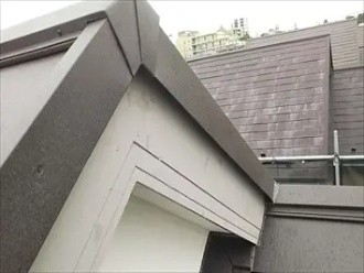 スレート屋根からスーパーガルテクトへの葺き替え工事が完了した後の状態