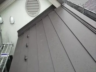 スレート屋根からスーパーガルテクトへの葺き替え工事が無事に完了