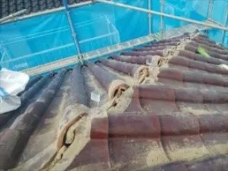 大屋根の既存の棟を解体と清掃する作業