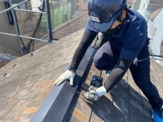 新しい棟板金の取り付け作業