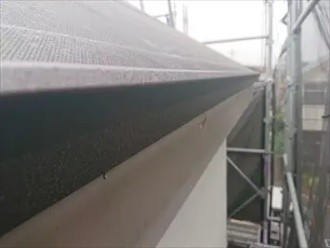 屋根材の葺き付け作業風景