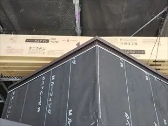 屋根材の葺き付け作業