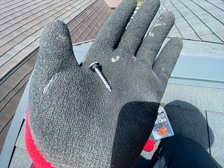まず、既存の釘を一本ずつ丁寧に抜き取っていきます。