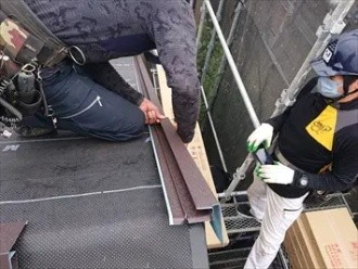 板金の取付け作業
