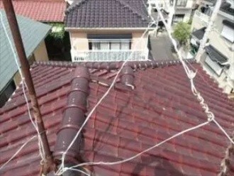 切妻屋根と寄棟が複雑に組み合わさった形状の大屋根