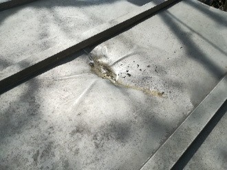 飛来物で瓦棒屋根の一部に大きな凹みが発生