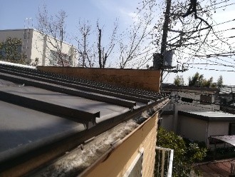 パラペット付きのキューブ型デザインの建物