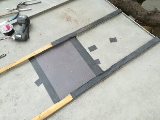 取り付けた板金の端部に透湿性のある防水テープで覆う作業工程