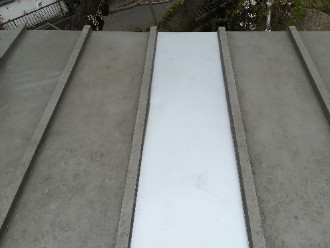 ガルバリウム鋼板を屋根の幅に合わせて凹状に加工して屋根カバー工法を実施