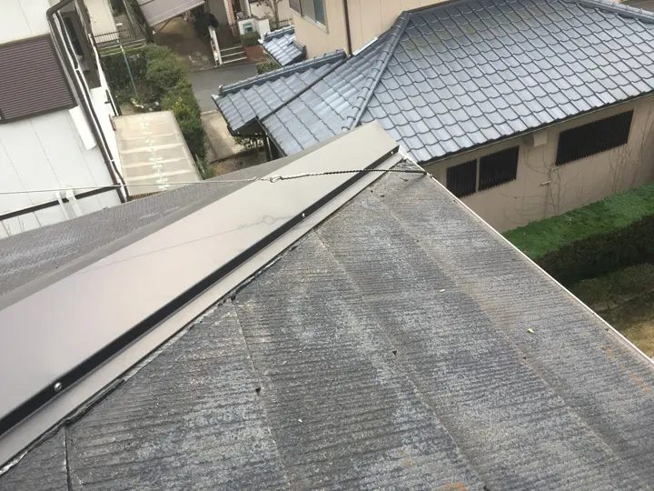棟板金の交換工事が完工した屋根