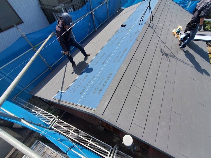 屋根材スーパーガルテクトを設置する作業工程