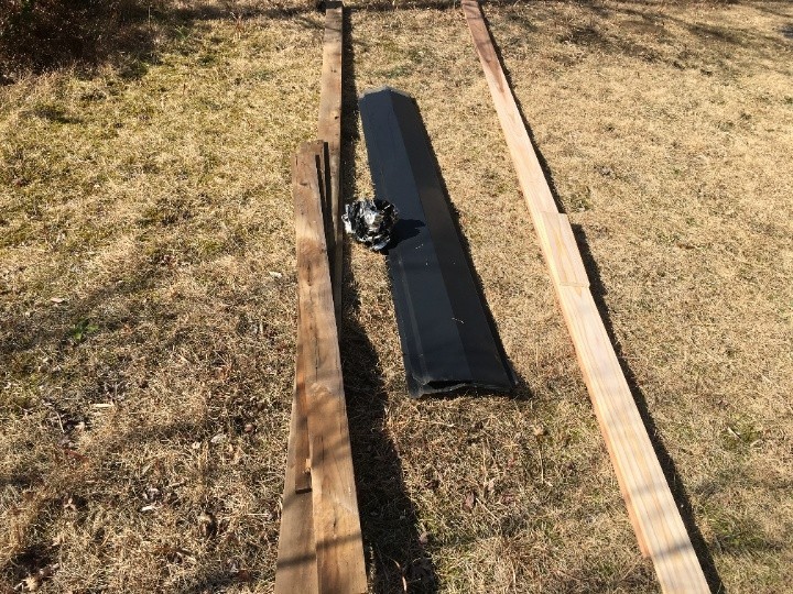 腐食した貫板と通常の貫板