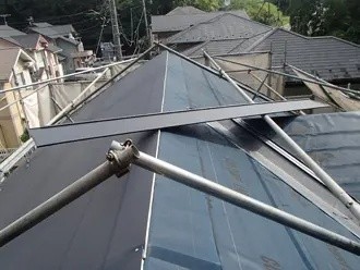 屋根材「スーパーガルテクト」を敷設する作業風景