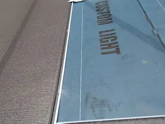 屋根材「スーパーガルテクト」をビスで固定