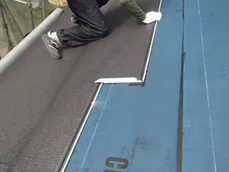 屋根材「スーパーガルテクト」を敷設する作業工程