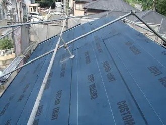 ルーフィング(防水紙)敷設が完了した状態