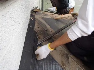 既存の棟板金をすべて撤去