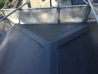 棟板金の設置が完了した屋根の外観