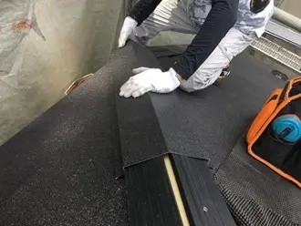 棟板金の設置をする作業工程
