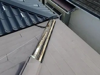 棟板金の一部が飛散し貫板も劣化した屋根