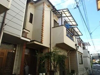 破損した棟板金を点検調査