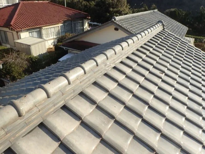 熨斗瓦を3段目まで積み上げた後に冠瓦を設置