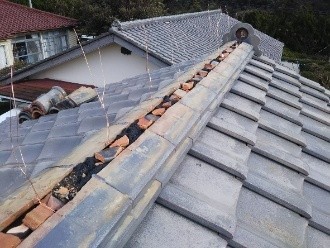 熨斗瓦の積み上げ作業