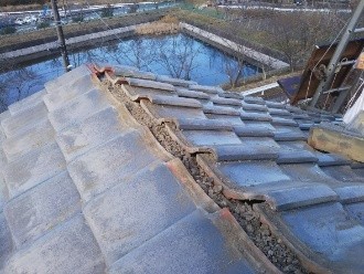 棟瓦やその下地となる葺き土をすべて撤去