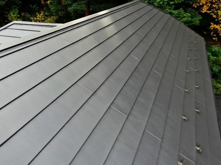 スーパーガルテクトによる屋根カバー工法が無事に竣工した外観