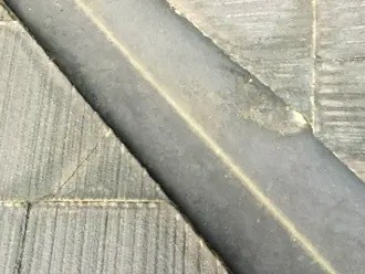 複数箇所でスレートのひび割れが発生