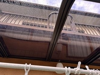 サンルーム屋根に散水テストを実施